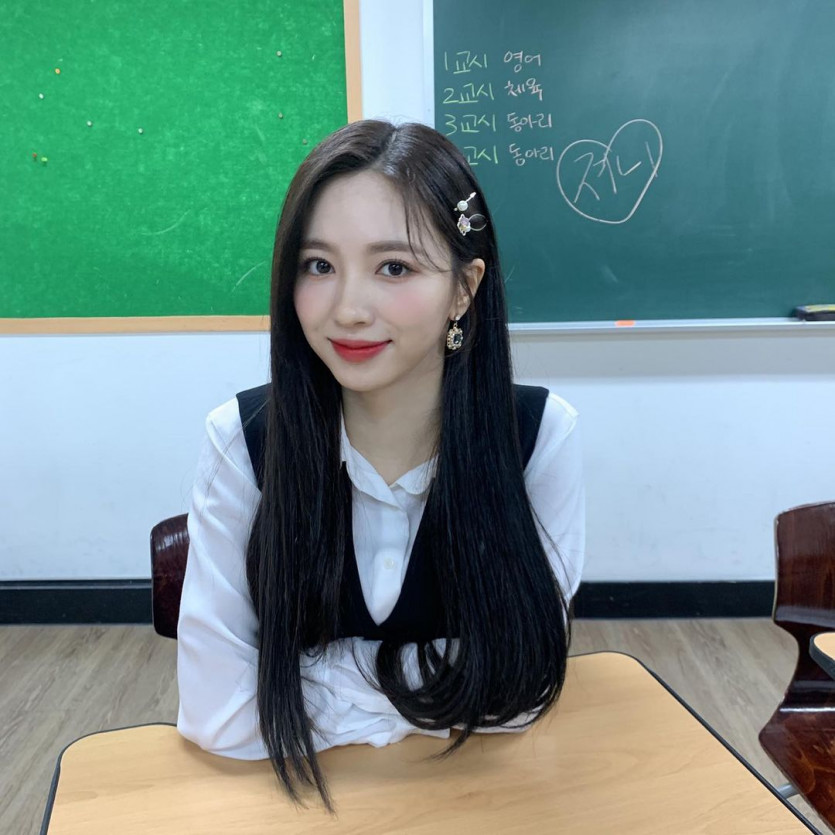 Jiwon from Cherry Bullet.