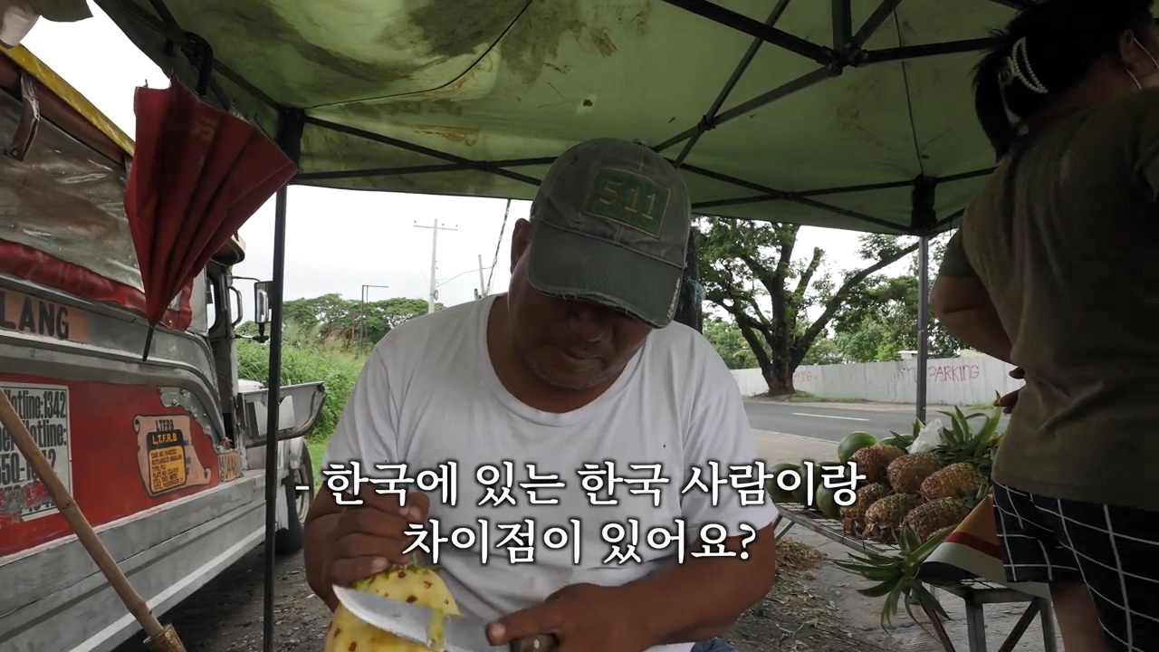 A Filipino street vendor who likes Korea and hates Japan.