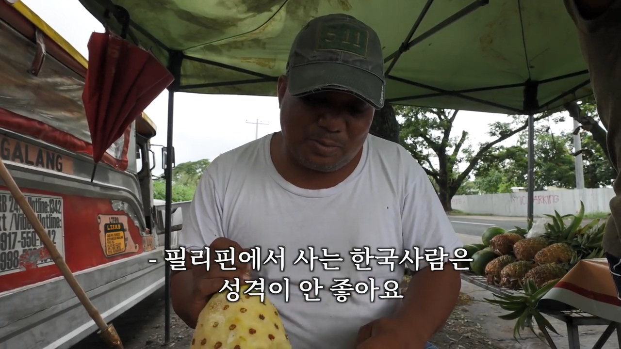 A Filipino street vendor who likes Korea and hates Japan.