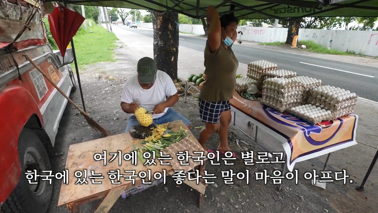 A Filipino street vendor who likes Korea and hates Japan.