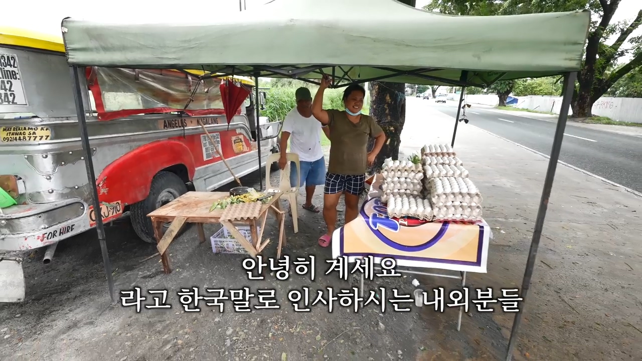 A Filipino street vendor who likes Korea and hates Japan.