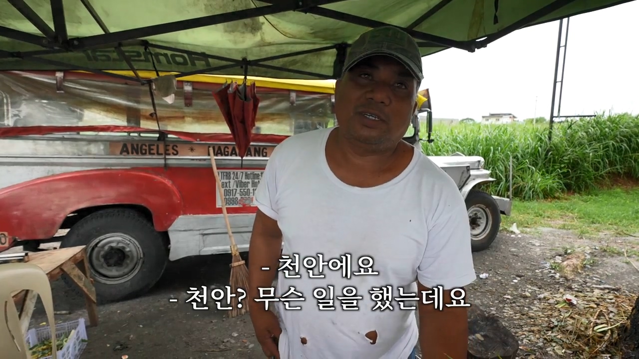 A Filipino street vendor who likes Korea and hates Japan.