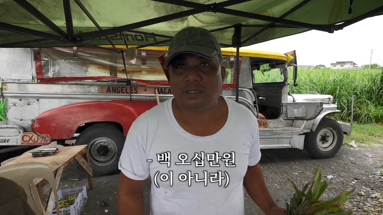 A Filipino street vendor who likes Korea and hates Japan.