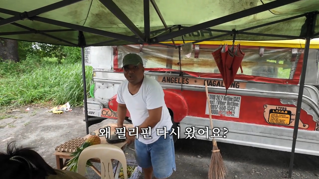 A Filipino street vendor who likes Korea and hates Japan.