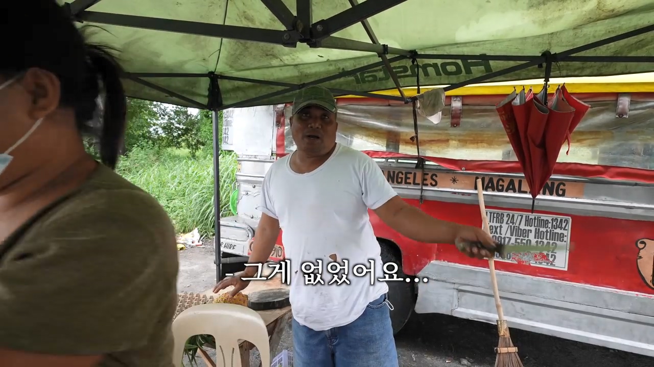 A Filipino street vendor who likes Korea and hates Japan.