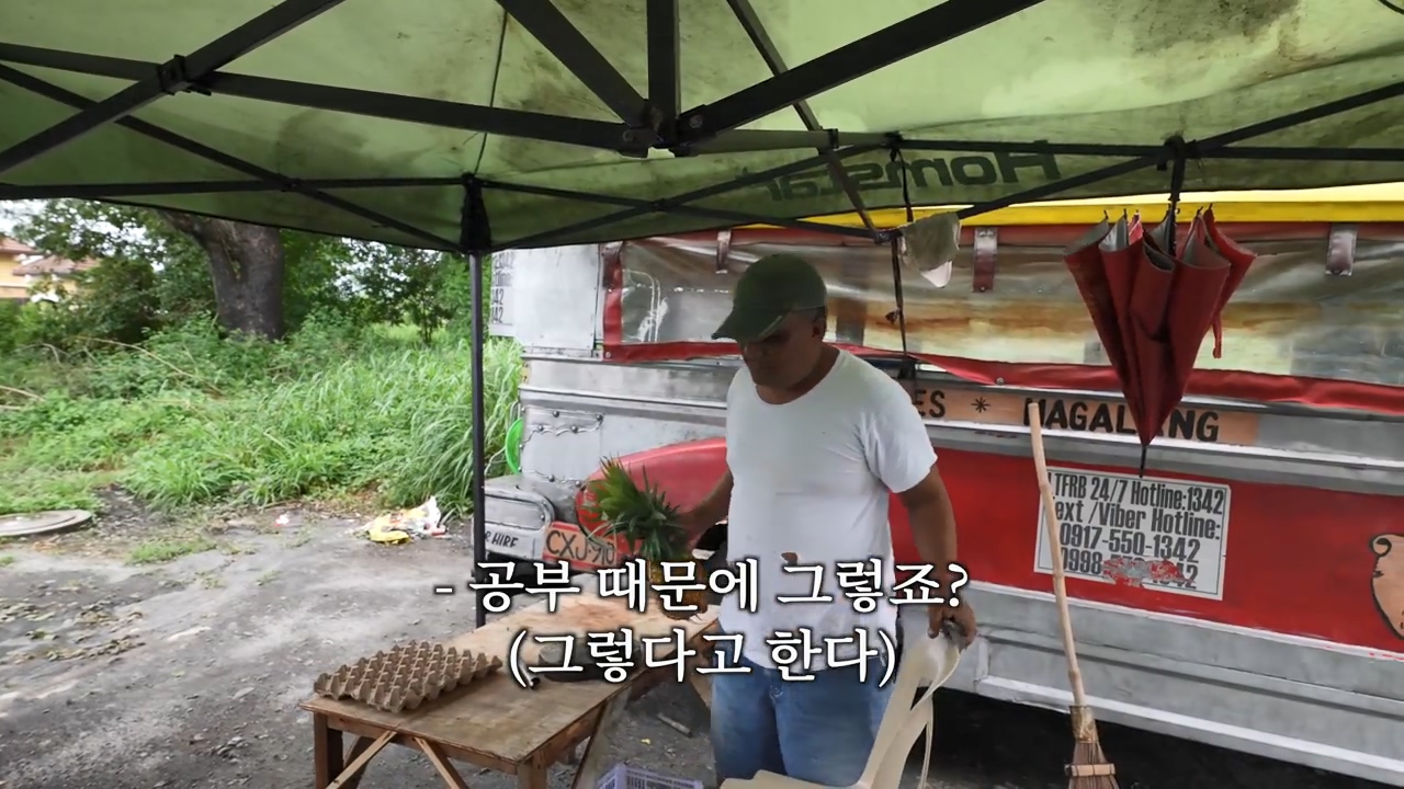 A Filipino street vendor who likes Korea and hates Japan.