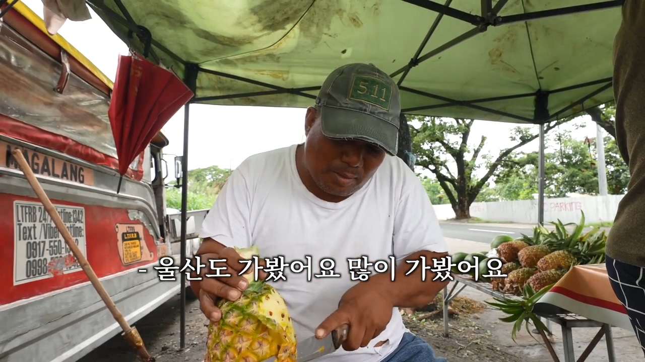 A Filipino street vendor who likes Korea and hates Japan.