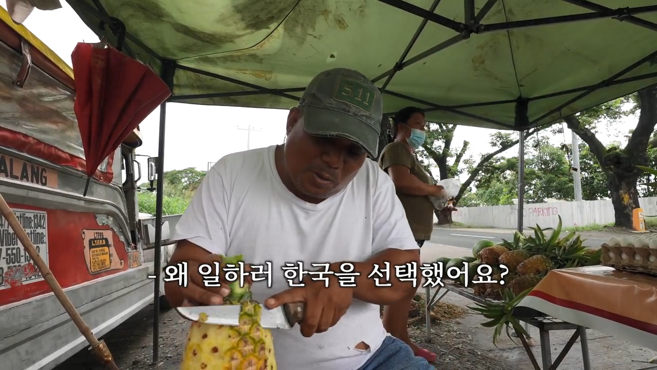 A Filipino street vendor who likes Korea and hates Japan.