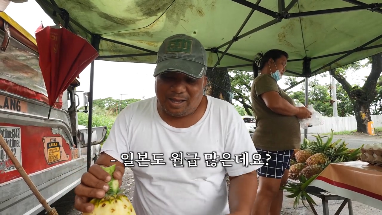 A Filipino street vendor who likes Korea and hates Japan.