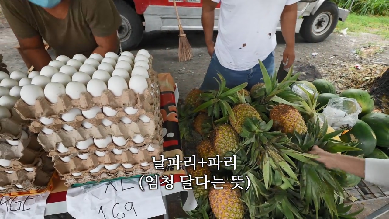 A Filipino street vendor who likes Korea and hates Japan.