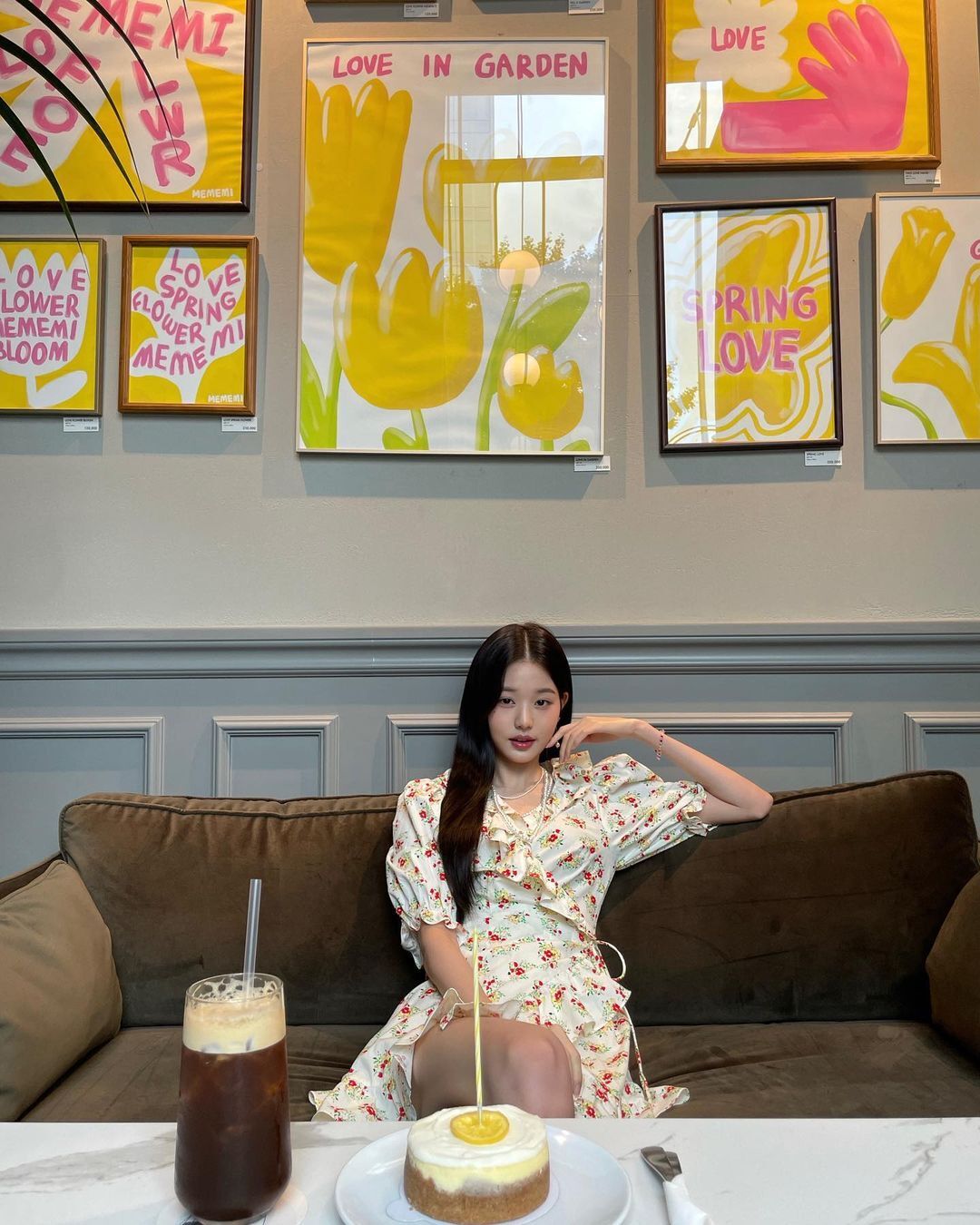 Jang Wonyoung's Instagram in front of the cake.