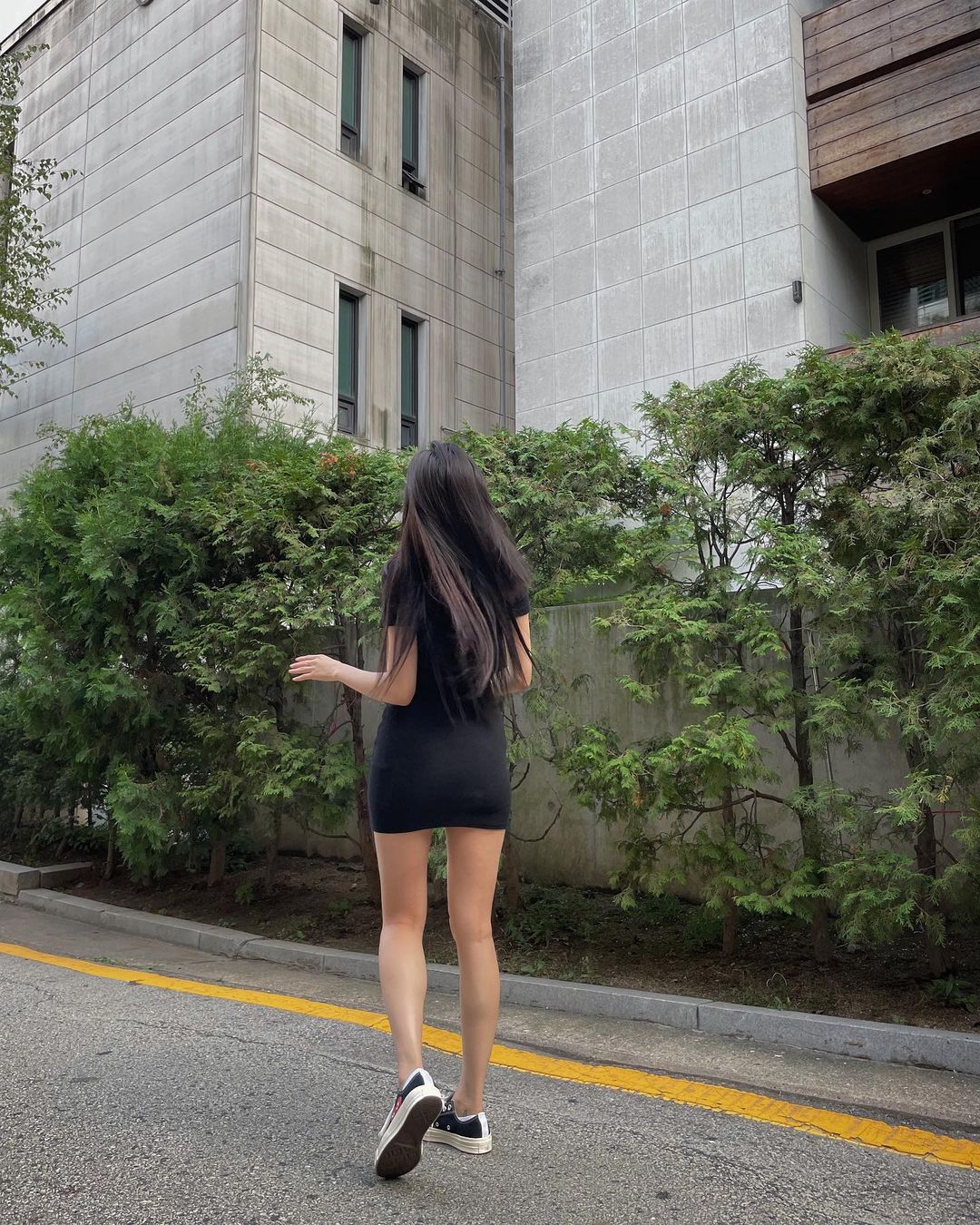 Lovelyz Jeong Ye-In Tight Black Dress Body Line - Instagram Story