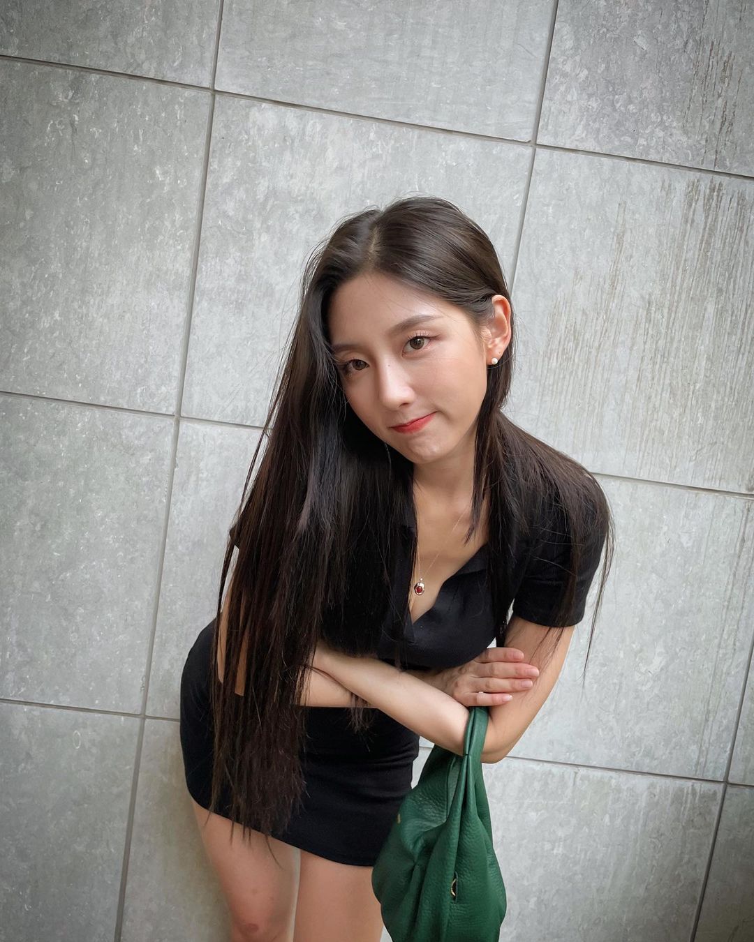 Lovelyz Jeong Ye-In Tight Black Dress Body Line - Instagram Story