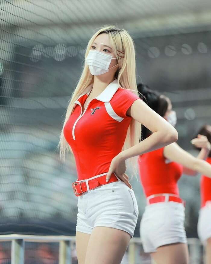 Cheerleader Kim Hyunji.