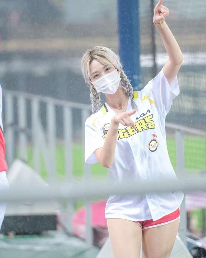 Cheerleader Kim Hyunji.