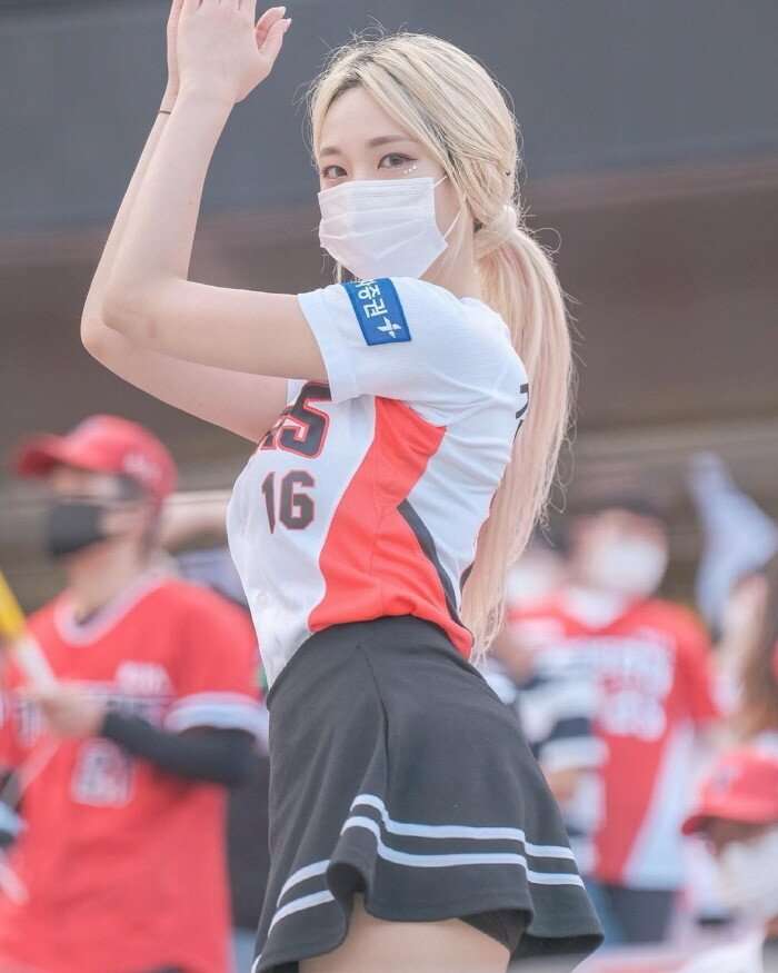 Cheerleader Kim Hyunji.