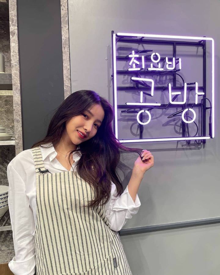 GFRIEND's Sowon who appeared on "The Best Cooking Show".