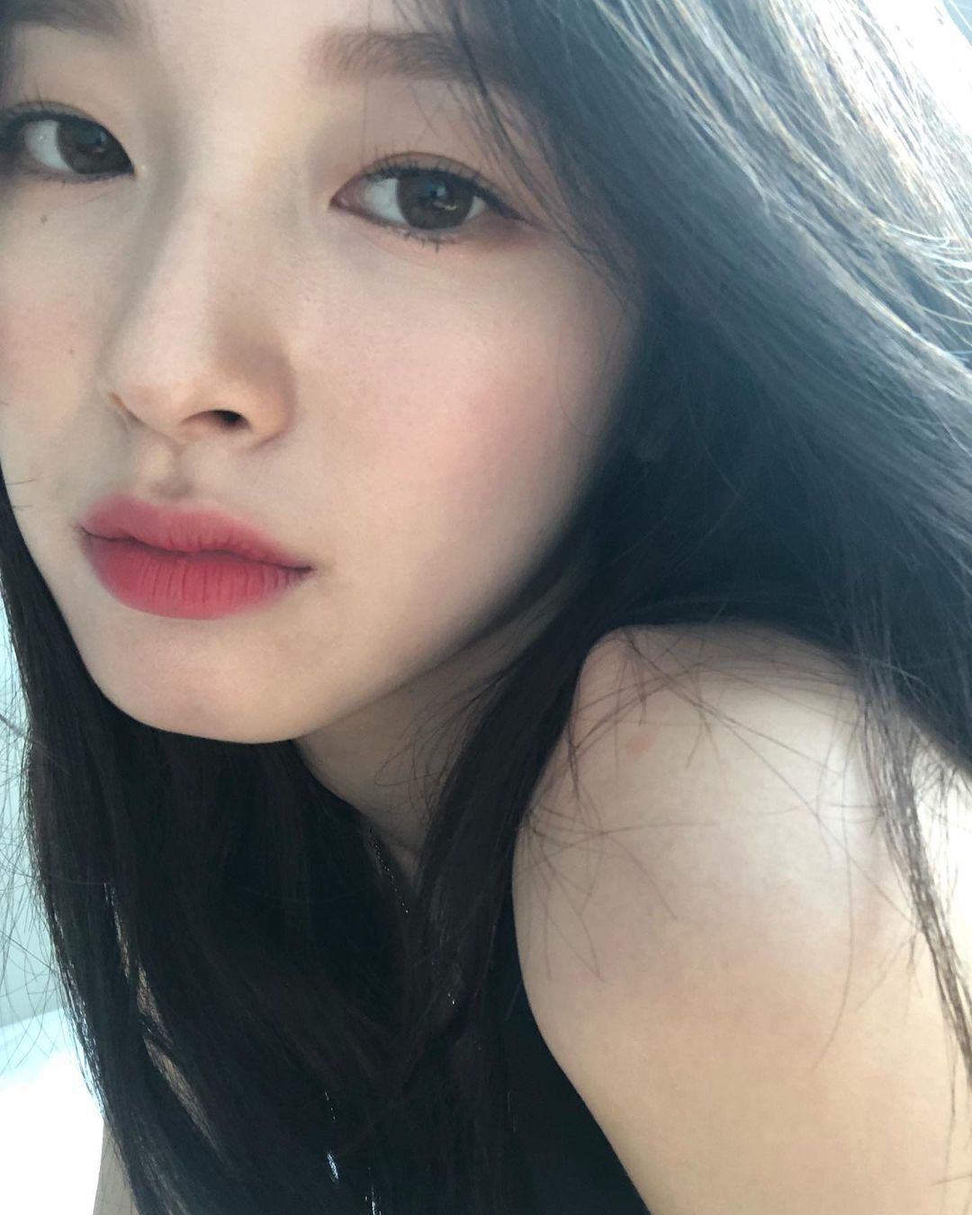 OH MY GIRL's Arin's Instagram selfie with a lot of color.