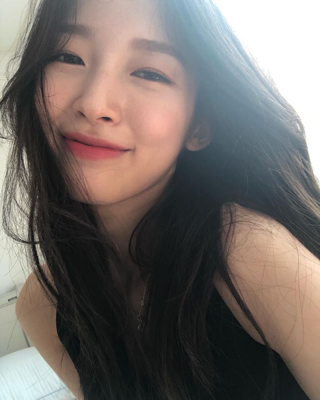 OH MY GIRL's Arin's Instagram selfie with a lot of color.