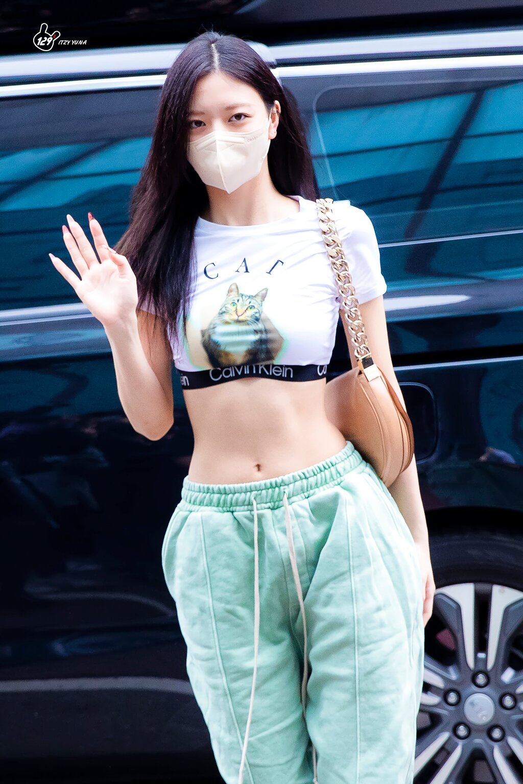 ITZY YUNA has a thin waist.