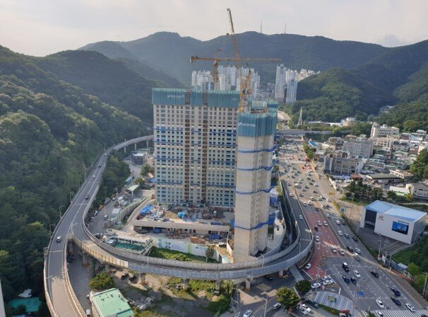 An apartment that embraces Busan's roundabout.