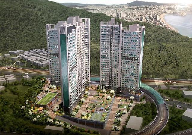 An apartment that embraces Busan's roundabout.