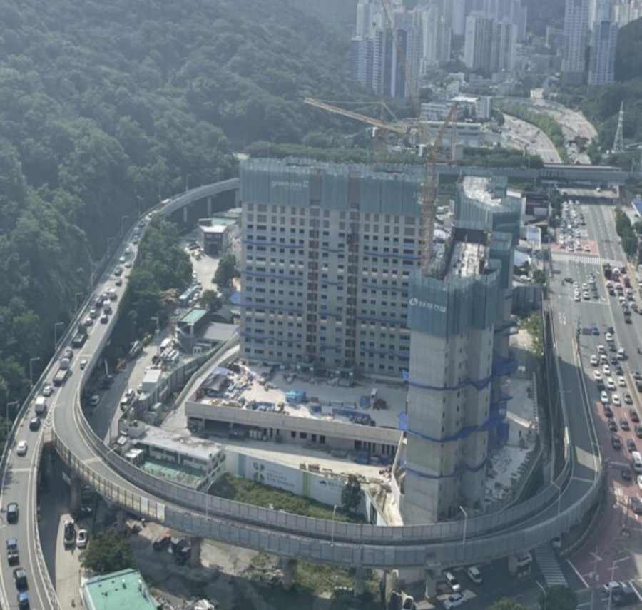 An apartment that embraces Busan's roundabout.