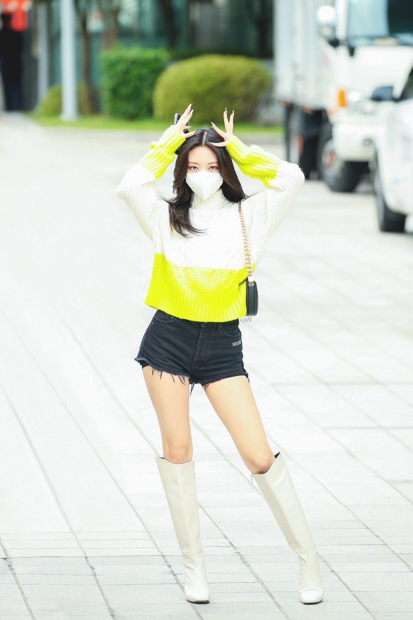 ITZY YUNA's long boots, beautiful body on the way to work.