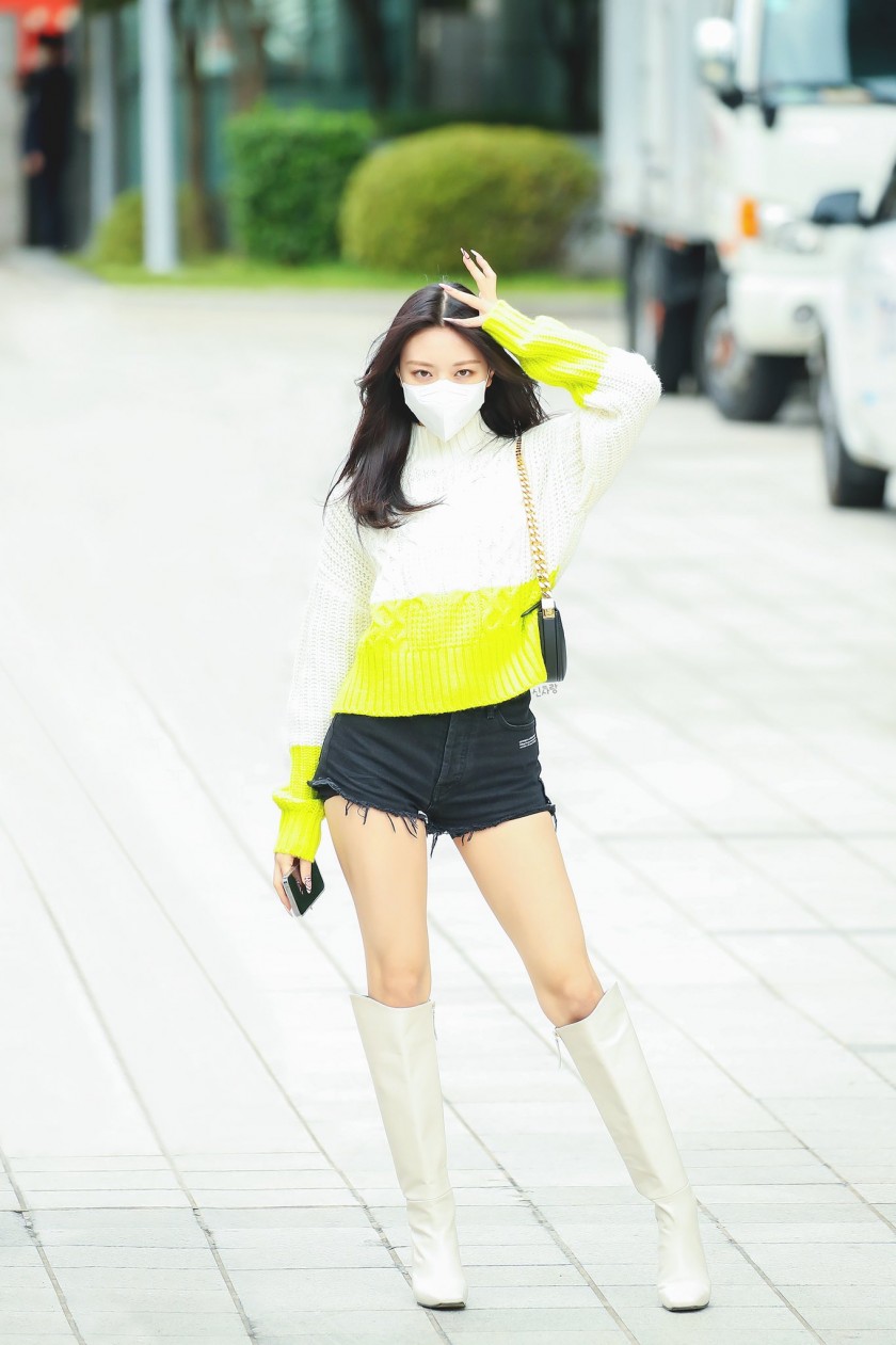 ITZY YUNA's long boots, beautiful body on the way to work.