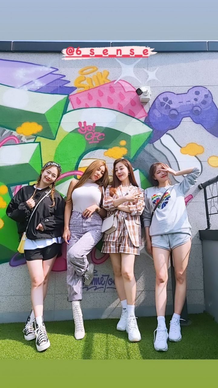 The 6th Sense Season 2 members and Mi-Joo's thigh-open gray dolphin.