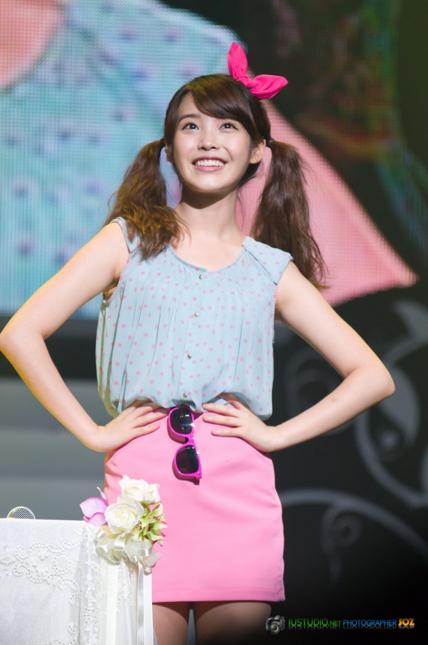 Pink skirt for IU's 1004th day anniversary event.