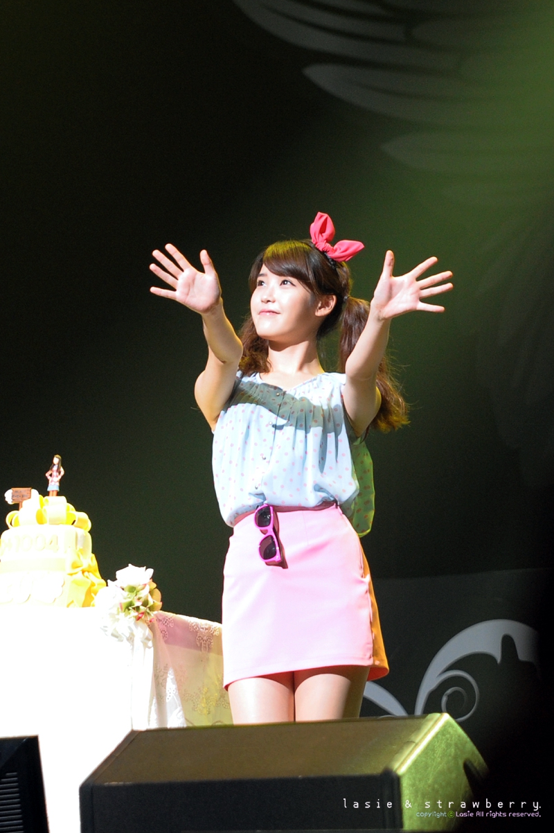 Pink skirt for IU's 1004th day anniversary event.