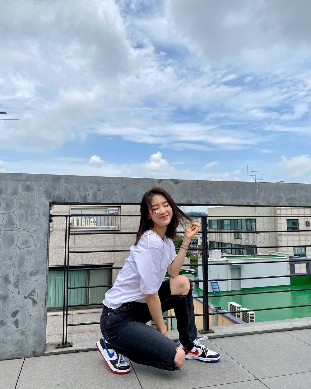 Just a white t-shirt and jeans. Jiho, OH MY GIRL's Instagram.