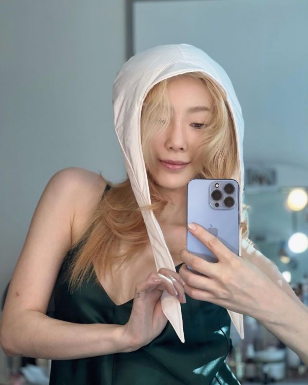 Taeyeon's Instagram_Loose sleeveless shirt.