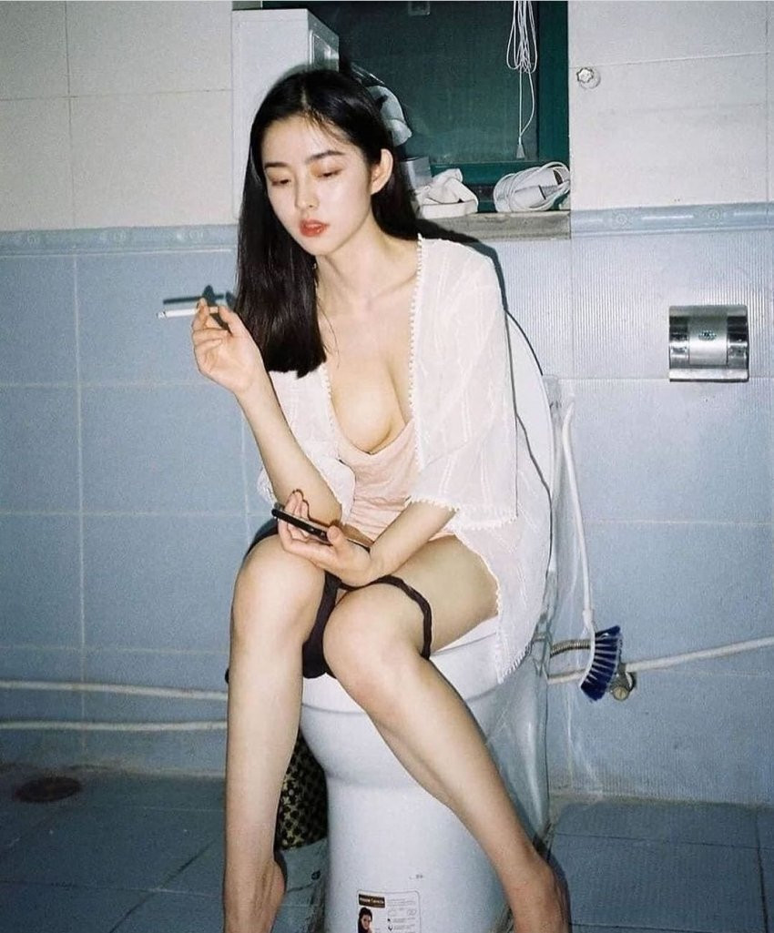 화장실 흡연녀