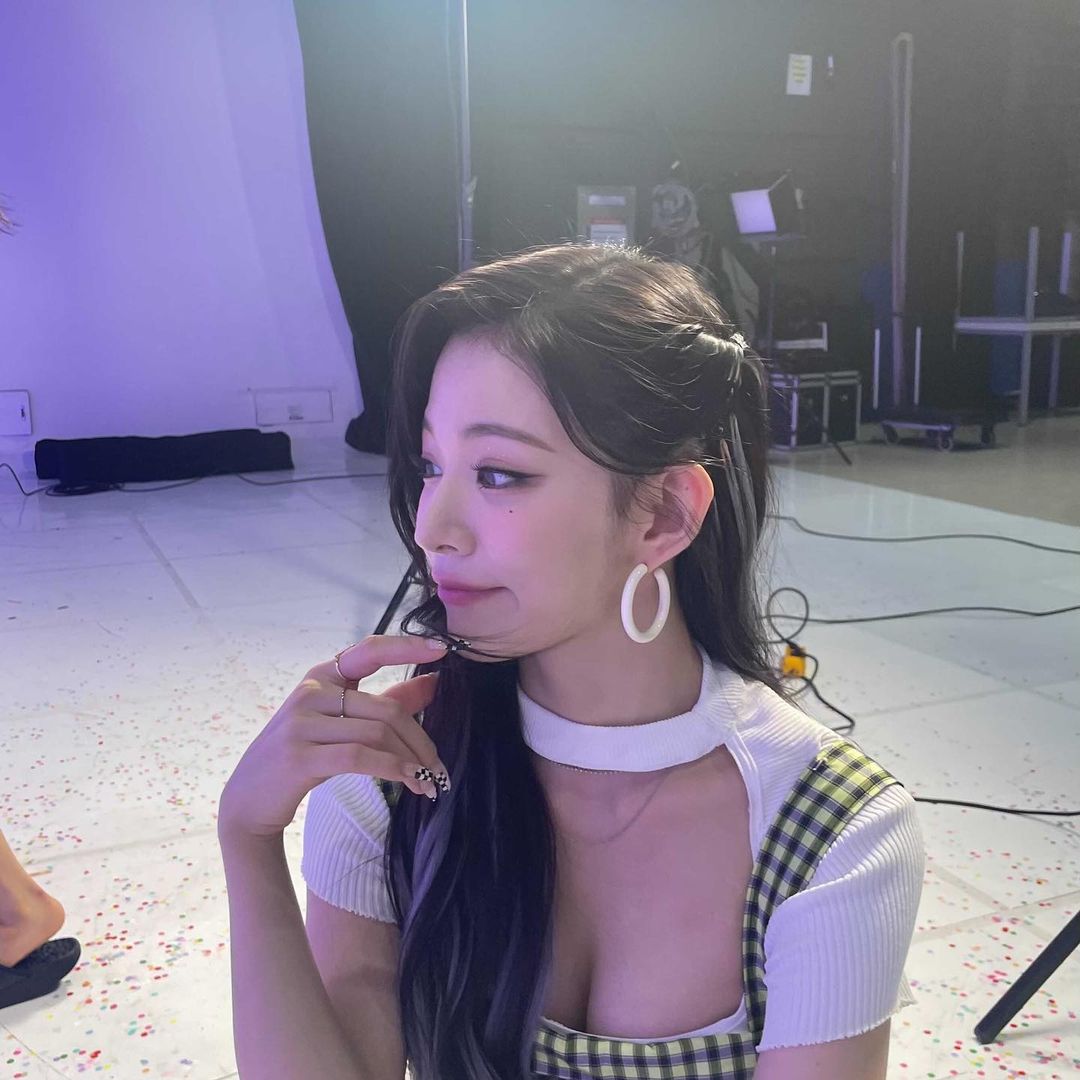 fromis_9's Lee Chaeyoung, who exposed her dizzying breastbone, high definition.