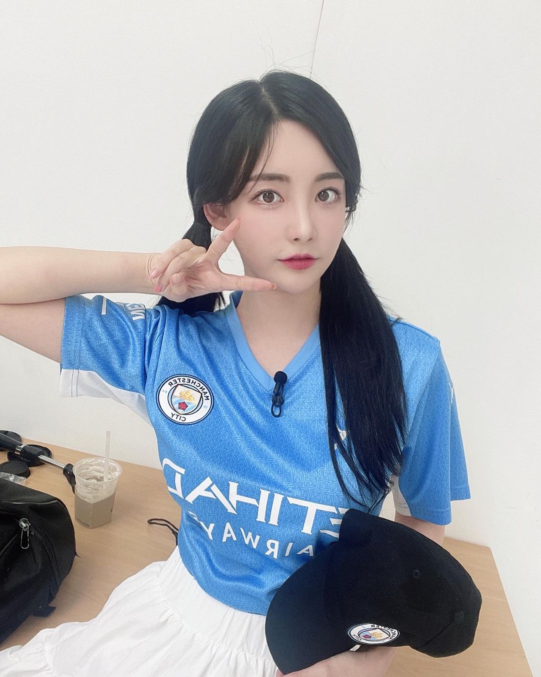 Announcer Kwak Minsun in Manchester City uniform.