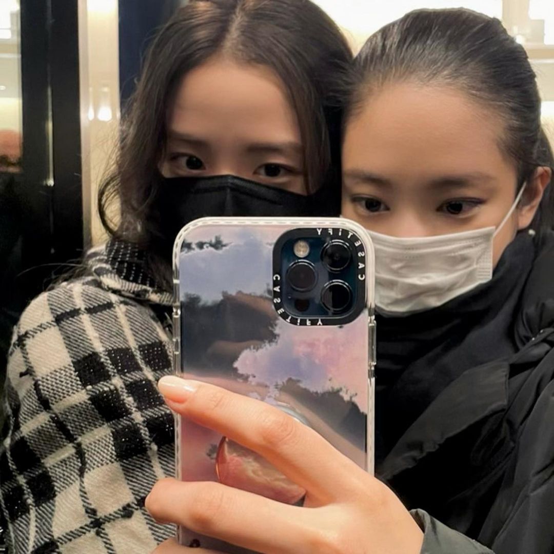 BLACKPINK Jisoo and Jennie dated in Paris.