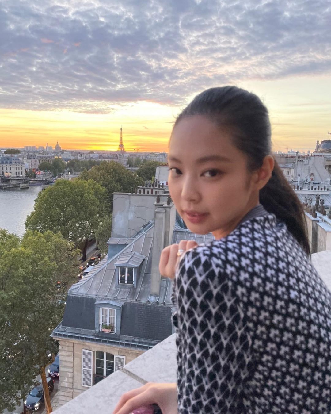 BLACKPINK Jisoo and Jennie dated in Paris.