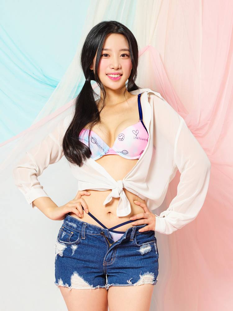 Cho Hyun's new underwear pictorial.