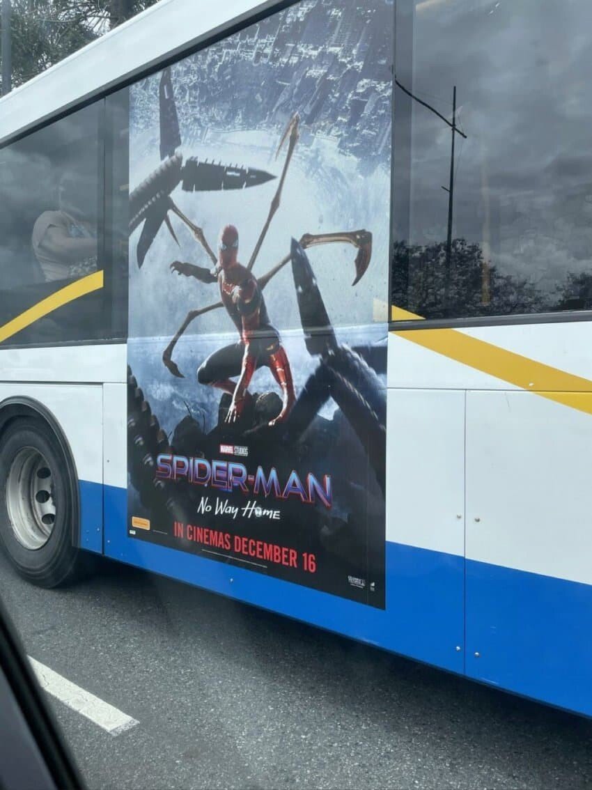 스파이더맨 홍보 시작, 버스에 포스터붙음