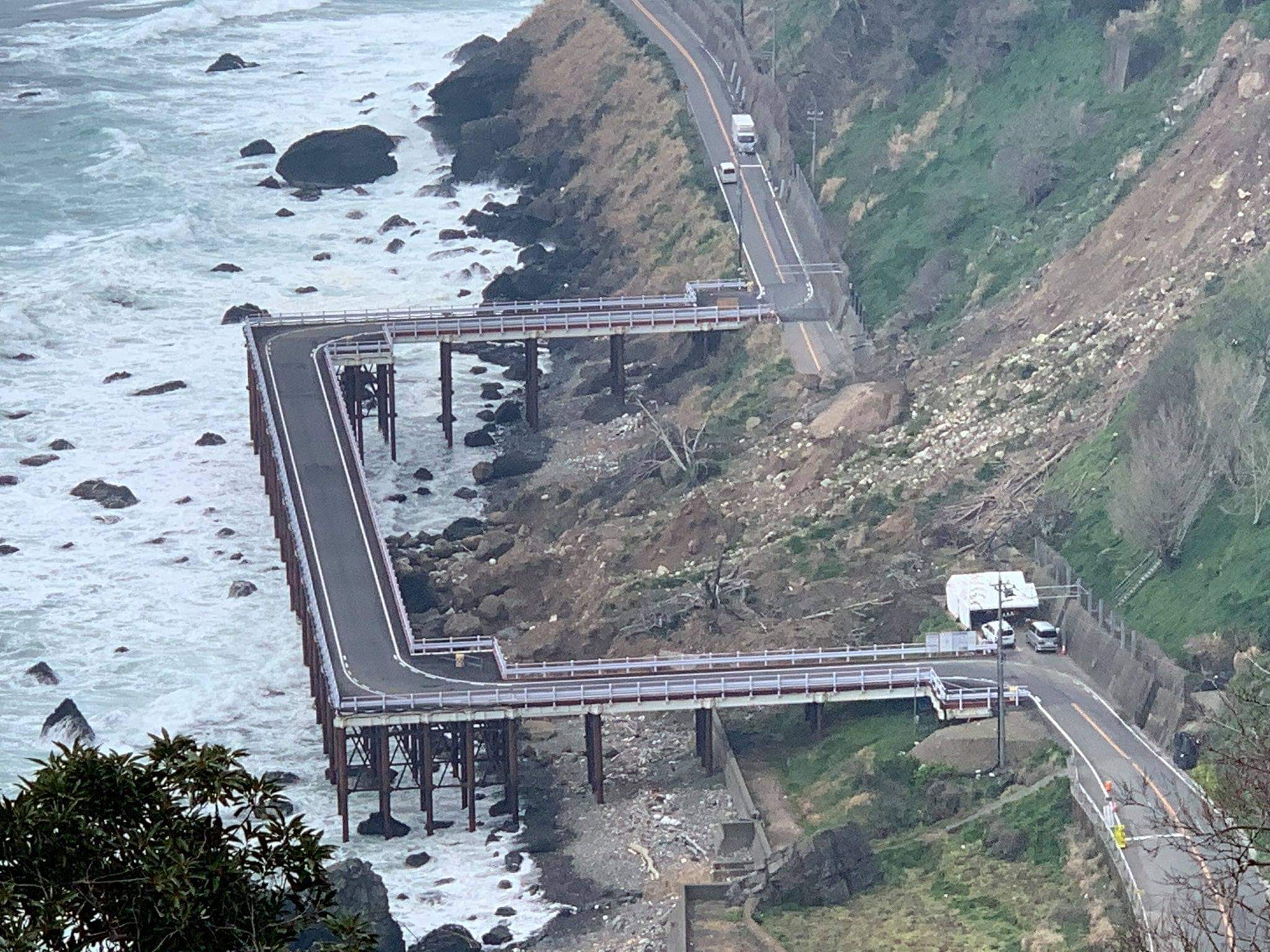 낙석으로 붕괴된 국도 복구한 일본