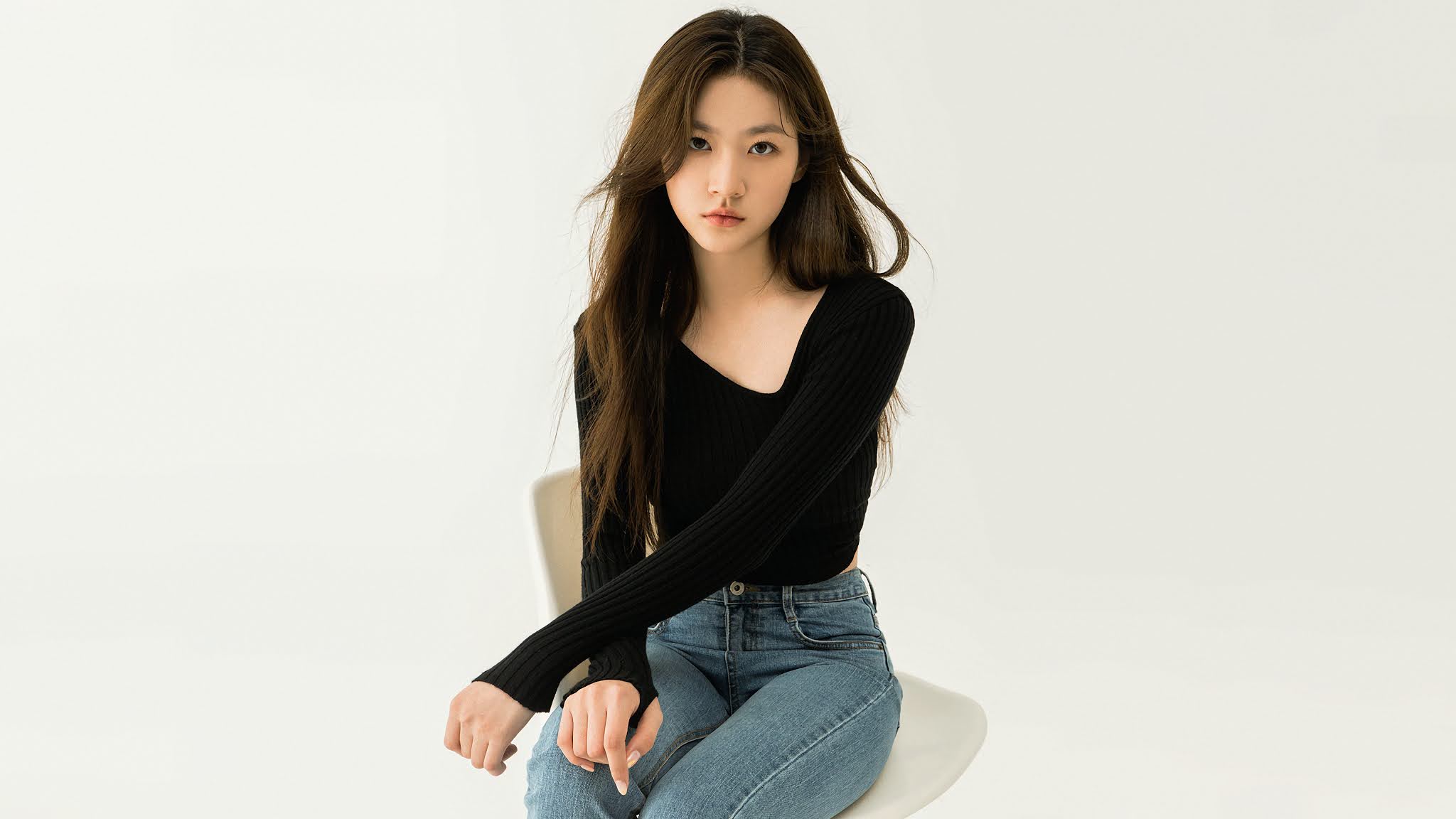 Kim Saeron sitting on a chair. Jeans, one pelvis.