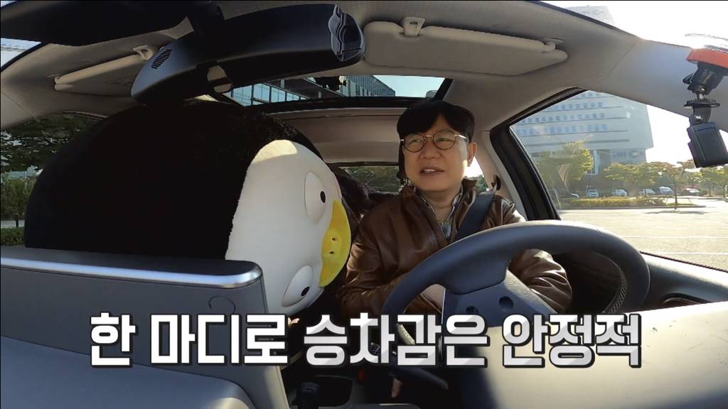 Pengsoo test-driveed Hyundai Casper.