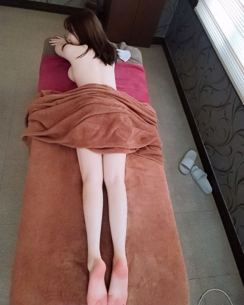 침대에 누워있는 김빛나라