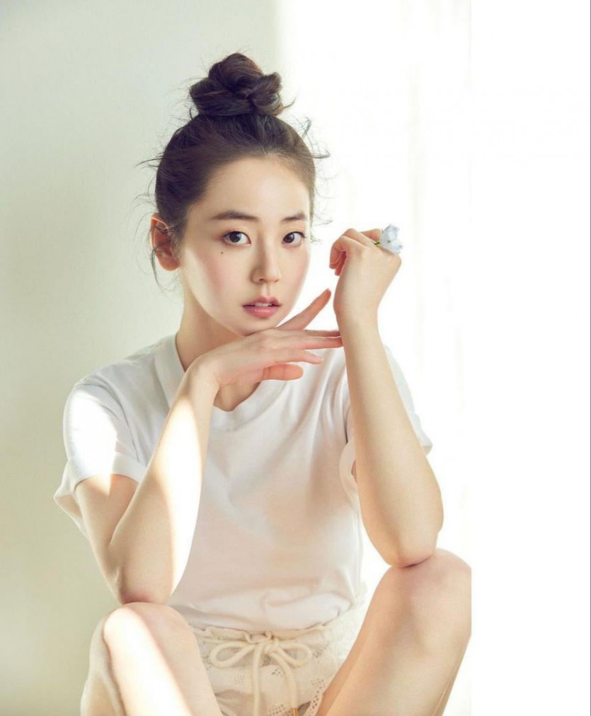Cosmopolitan pictorial. Soft sexy Ahn Sohee.