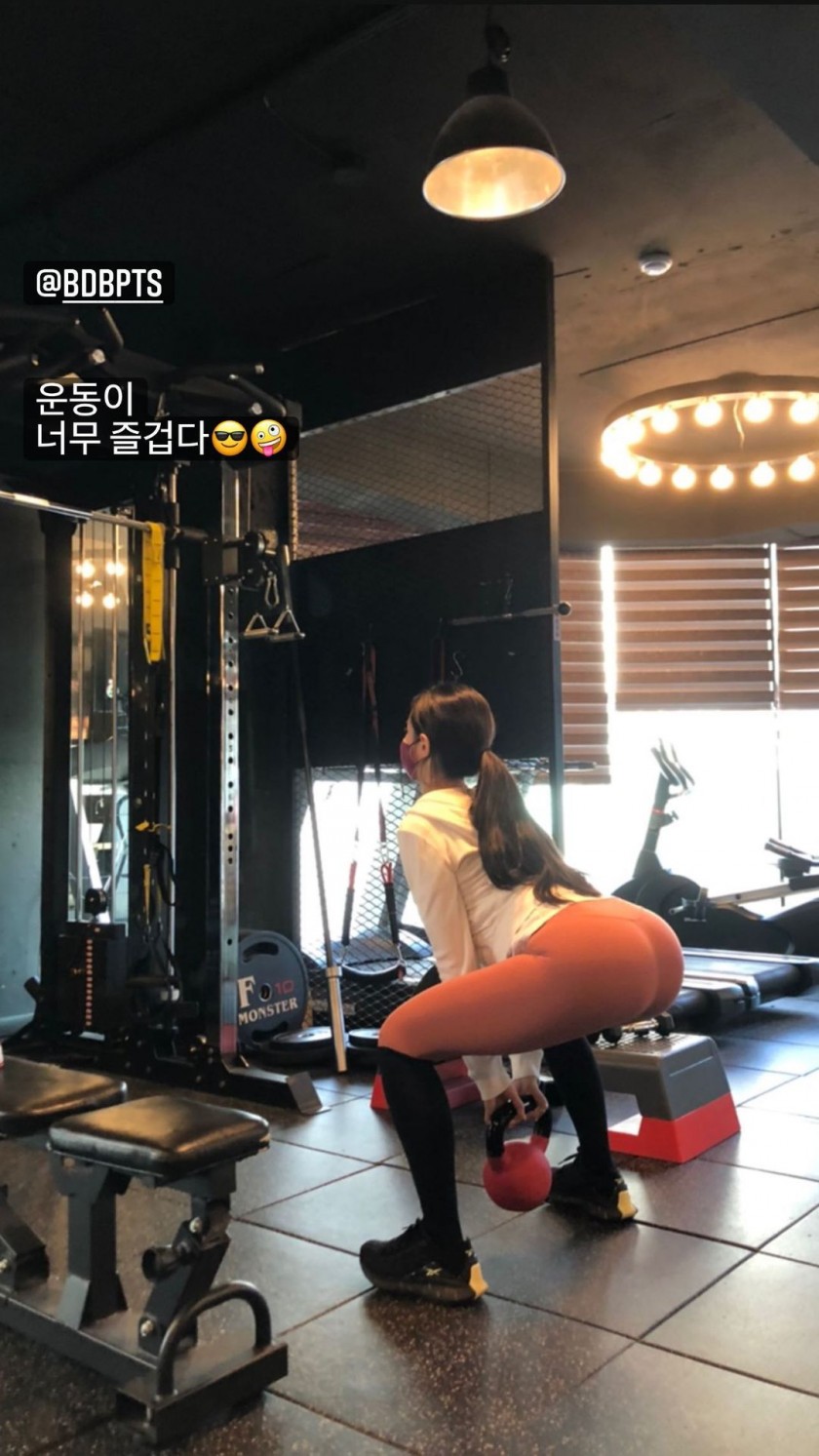 Pink leggings that enjoy exercising. Stretching posture. Chohyun's angry butt.