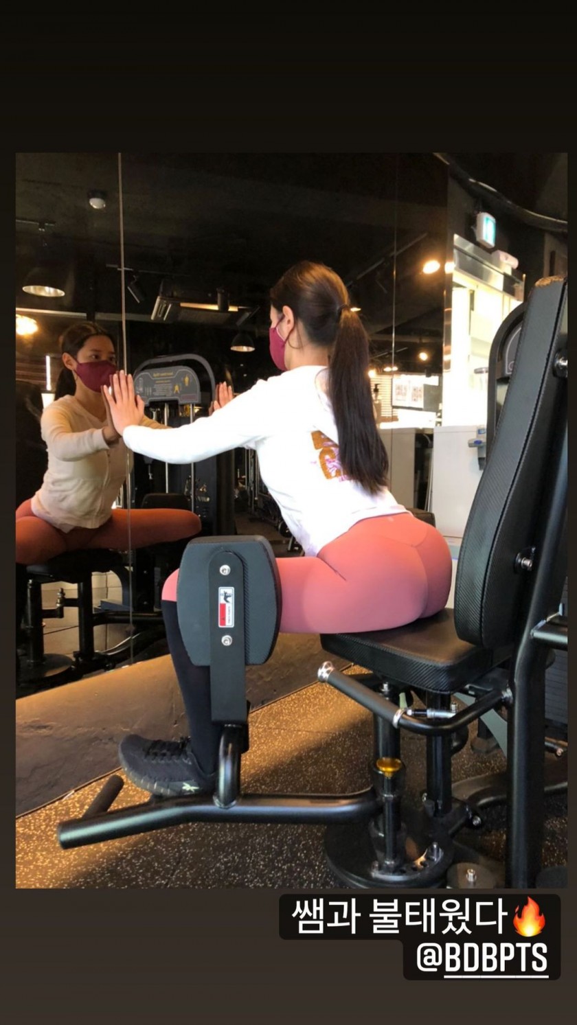 Pink leggings that enjoy exercising. Stretching posture. Chohyun's angry butt.