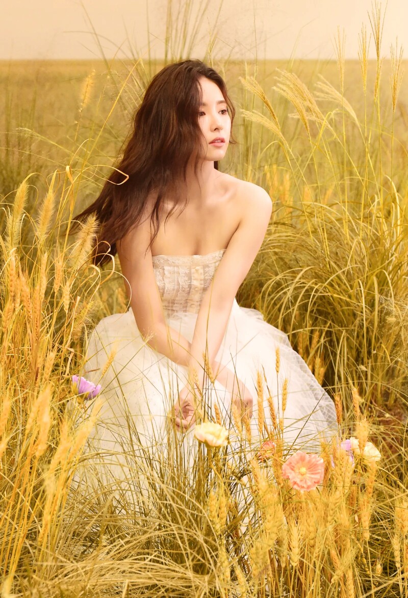 Shin Sekyung's dress dug in the field of reeds.