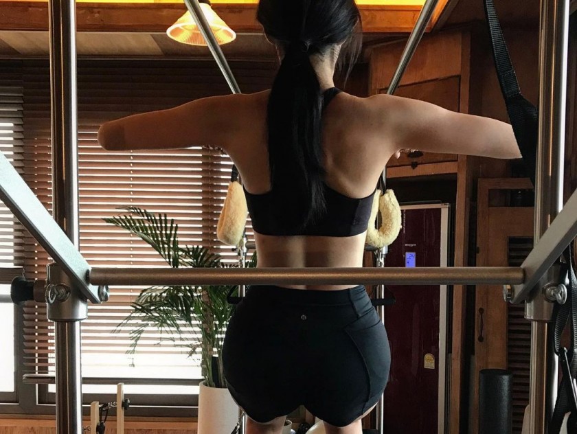 Lovelyz Jisoo who worked out hard. Honey abs and angry hips.